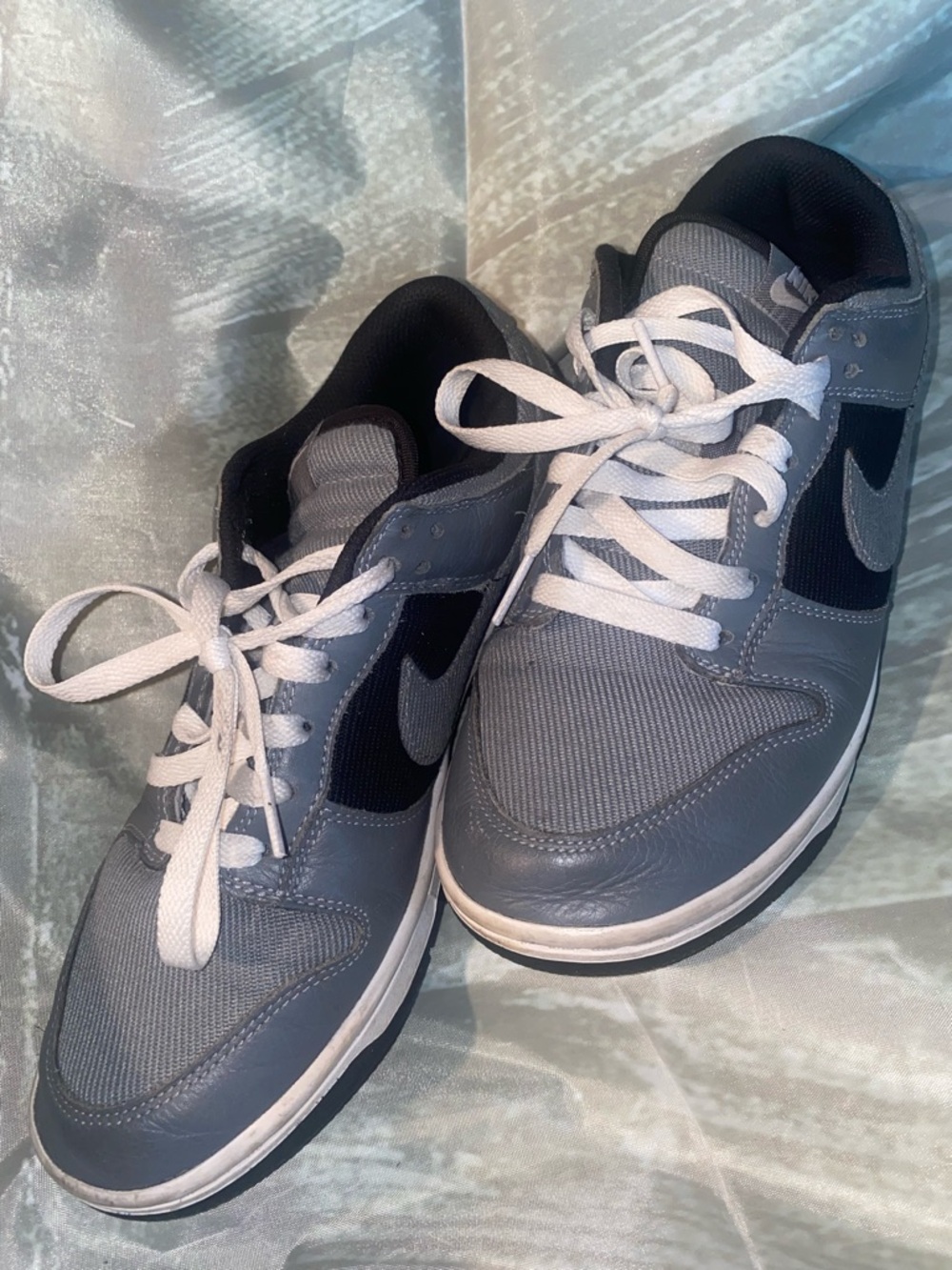 Nike Men's Gray and Black Low-Top Sneakers